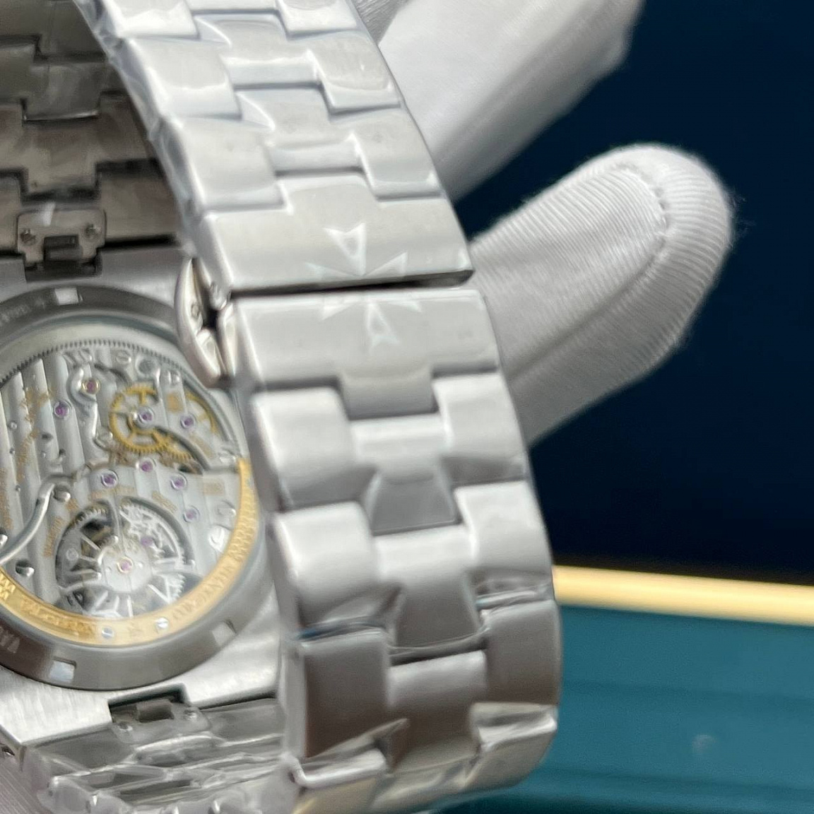 Vacheron Constantin Overseas Tourbillon 41 мм: чёрный циферблат, механика с автоподзаводом, браслет из стали 316L