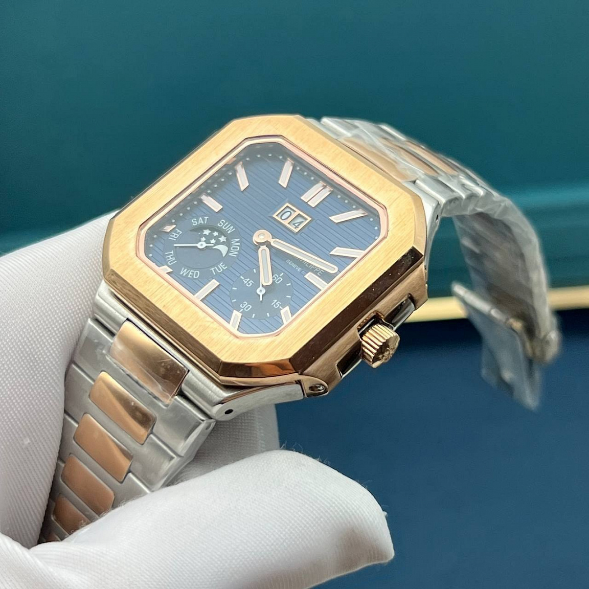 Patek Philippe Cubitus с квадратным корпусом 45 мм, синим циферблатом и механикой с ручным заводом