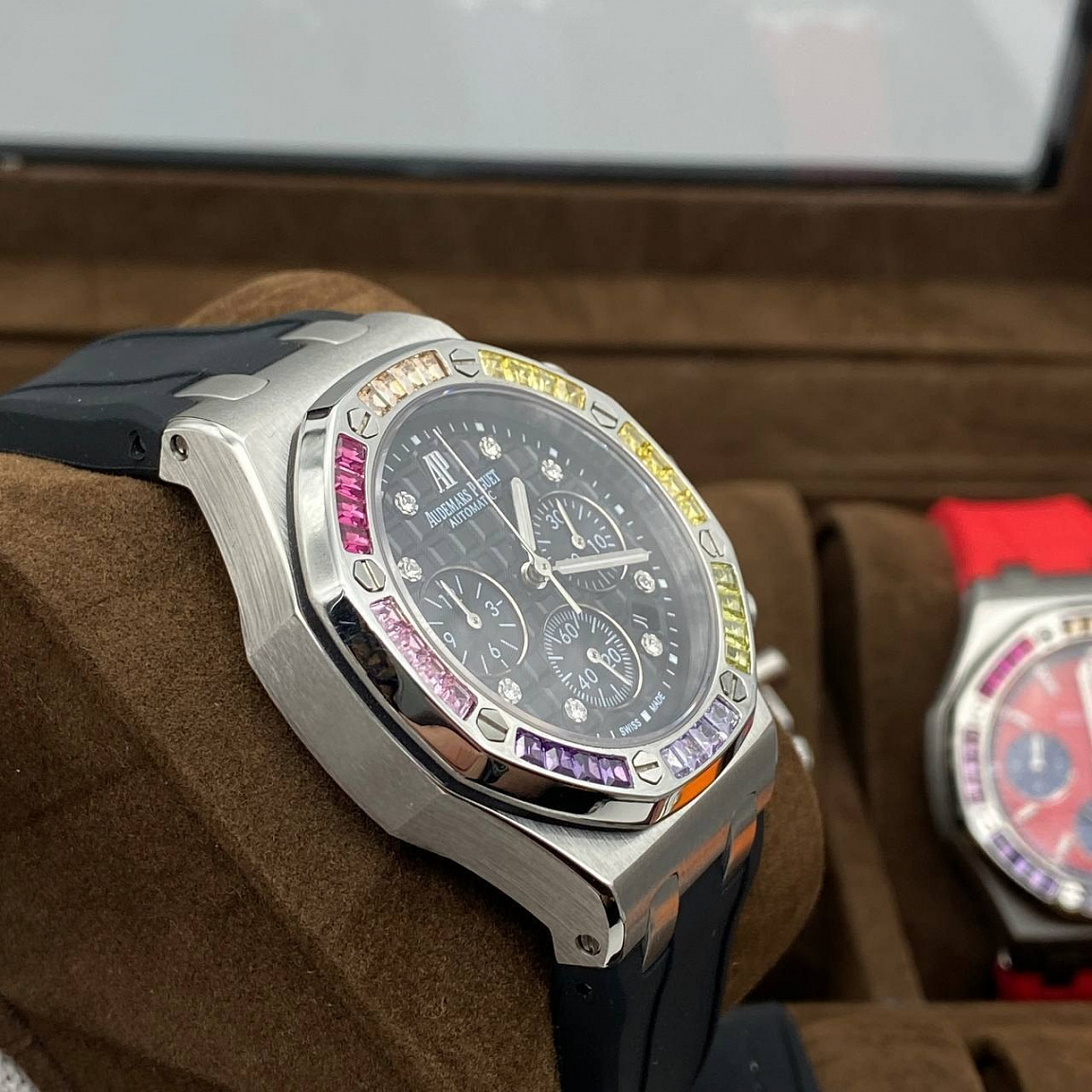Audemars Piguet Royal Oak Offshore: чёрный циферблат Mega Tapisserie с тремя счётчиками и радужный восьмигранный безель