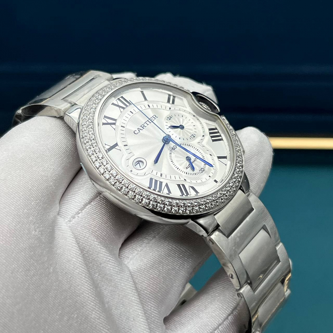 Cartier Ballon Blue 46 мм: корпус и браслет — часовая полированная нержавеющая сталь 316L, серебристый циферблат
