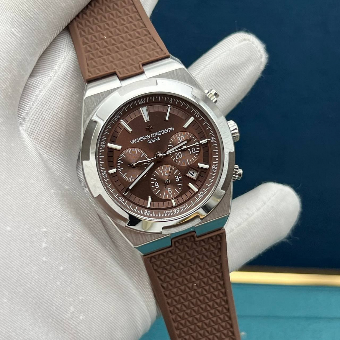 Vacheron Constantin Overseas Chronograph: коричневый циферблат с тремя счётчиками и рельефный каучуковый ремешок