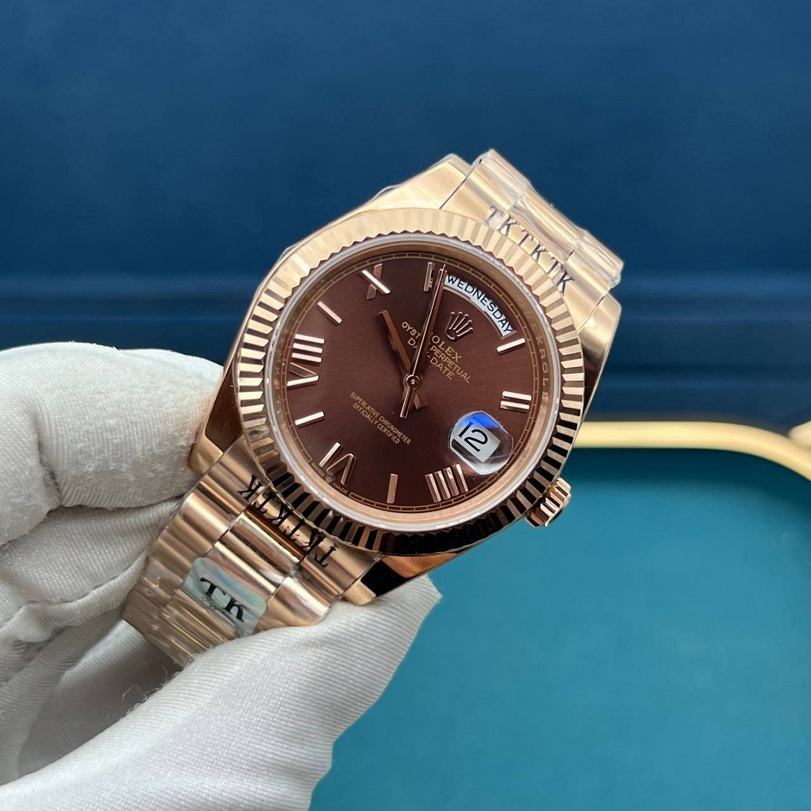Часы Rolex Day-Date II 41 мм с коричневым циферблатом, рифлёным безелем и стальным браслетом под жёлтое золото