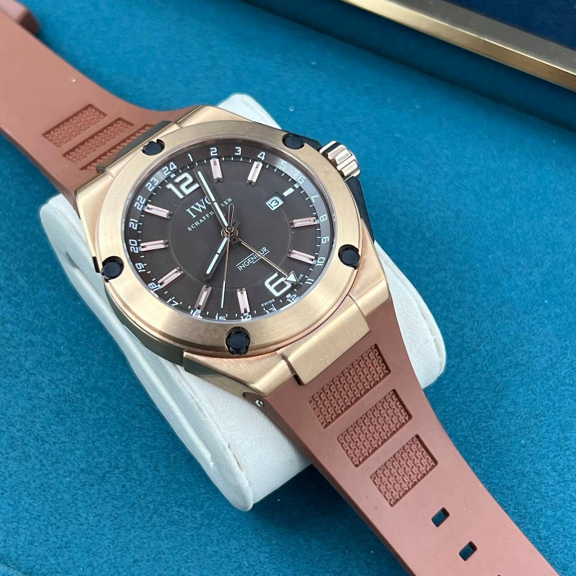 Мужские IWC Schaffhausen Ingenieur: золотистый безель с пятью тёмными креплениями, дата у отметки 3
