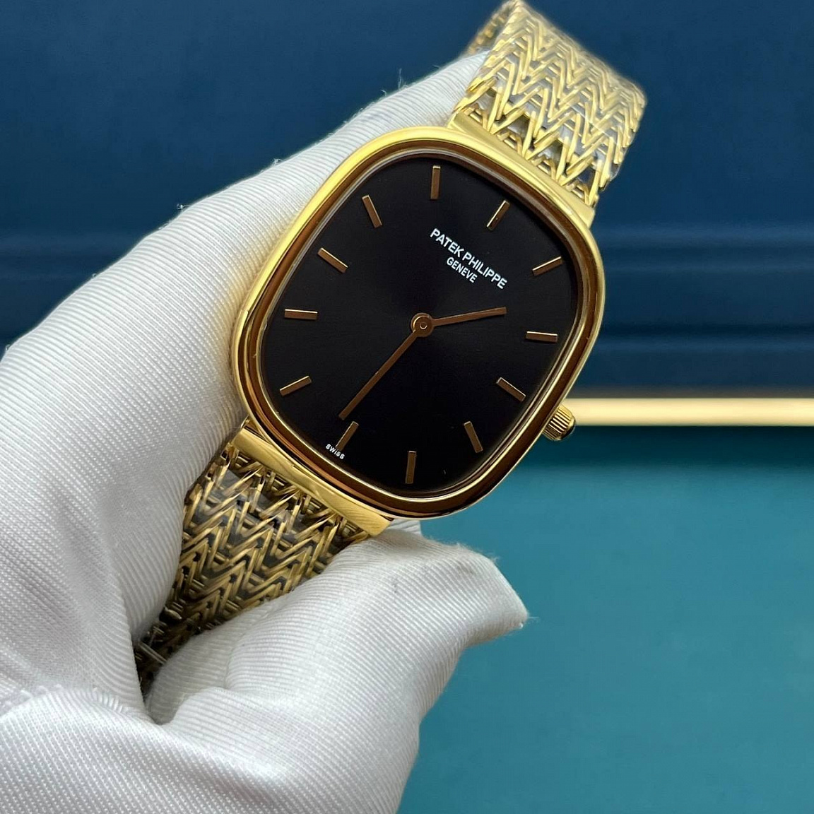 Часы Patek Philippe Ellipse TV: чёрный солнечный циферблат с двумя стрелками, корпус и браслет с золотым покрытием