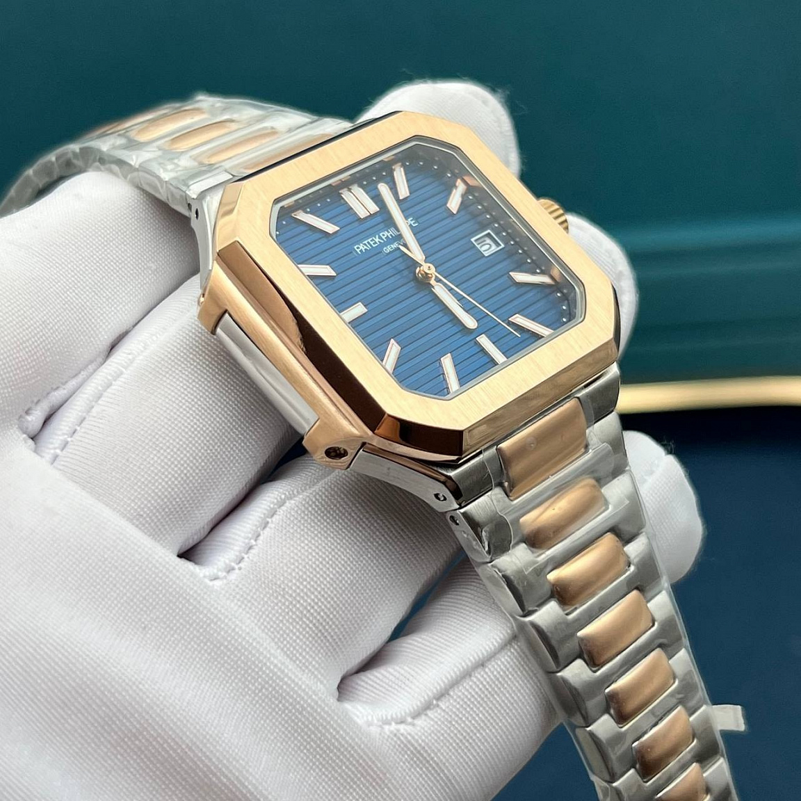Мужские Patek Philippe Cubitus 45 мм: синий рельефный циферблат с датой у отметки «3», серебристо-золотистый браслет