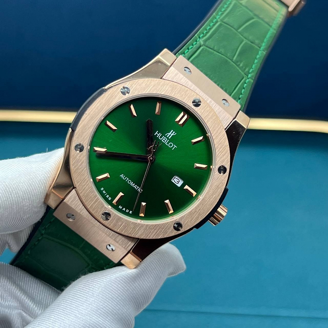 Hublot Classic Fusion 45 мм: зелёный циферблат, безель с шестью винтами, стальной корпус с PVD и каучуковый ремешок