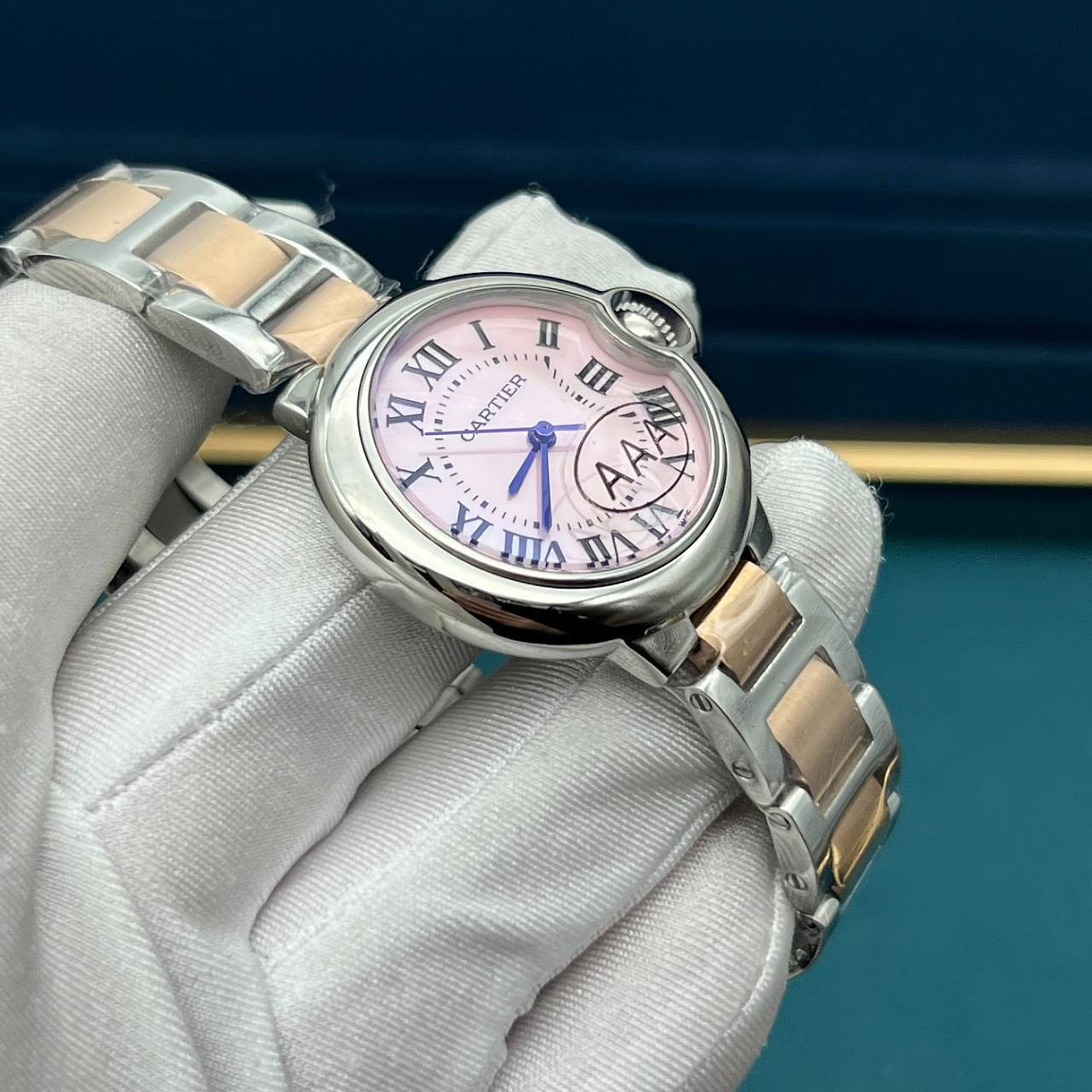 Cartier Ballon Bleu 33 мм: розовый циферблат под сапфировым стеклом, корпус и браслет из стали 316L
