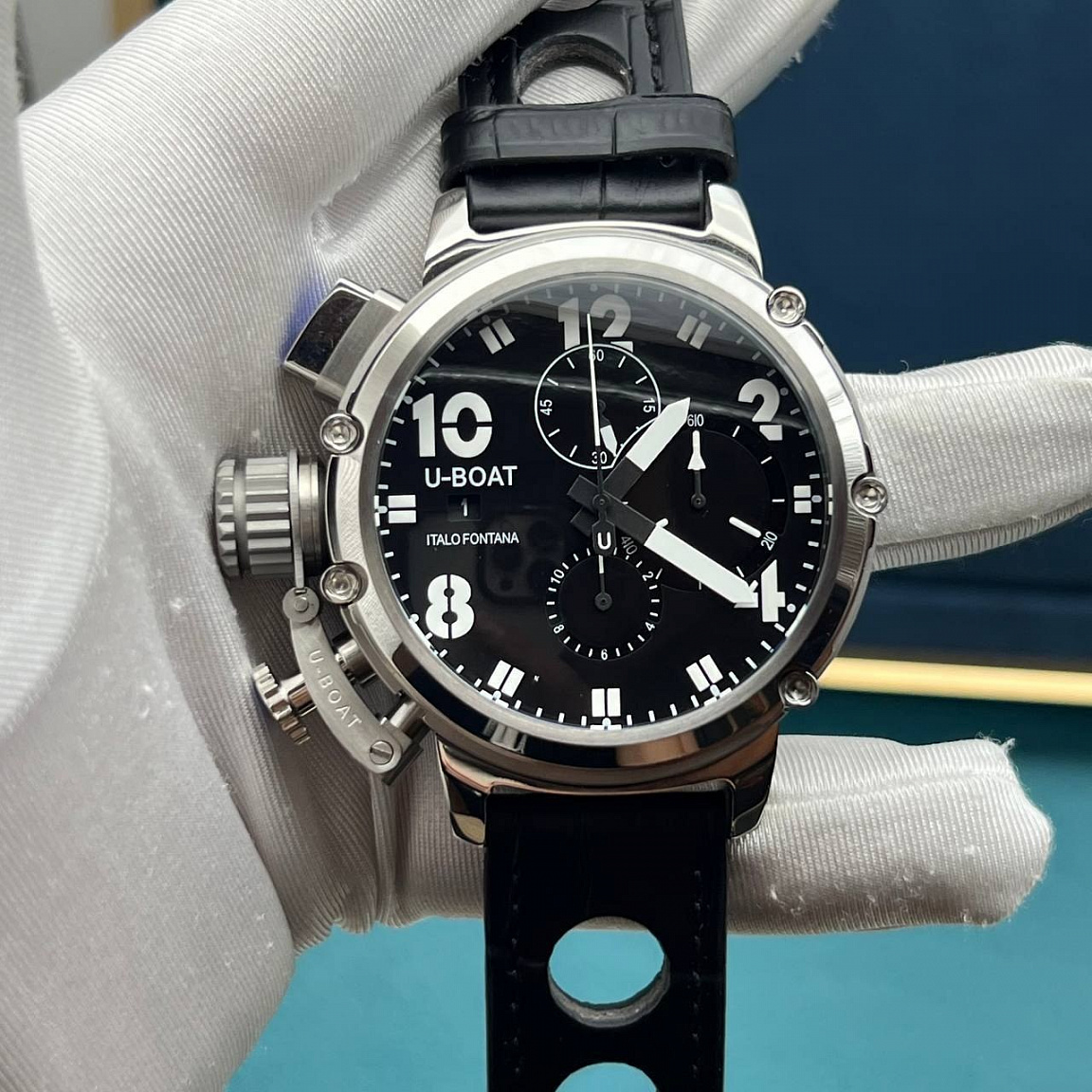 U-BOAT Flightdeck 50 мм с чёрным циферблатом, головкой слева и перфорированным кожаным ремешком