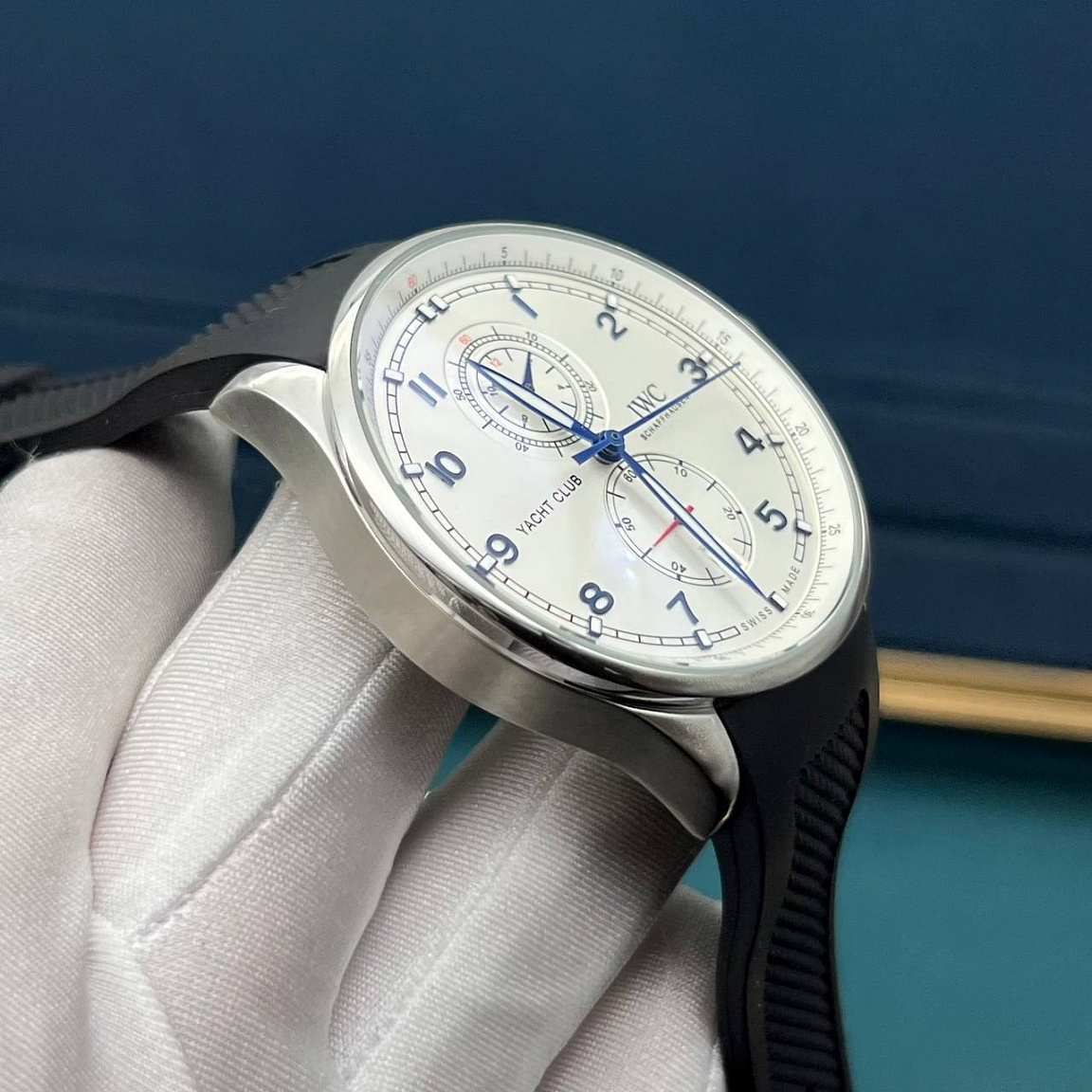 IWC Yacht Club 45 мм: синие арабские цифры на серебристом циферблате, два счётчика и дата в нижнем