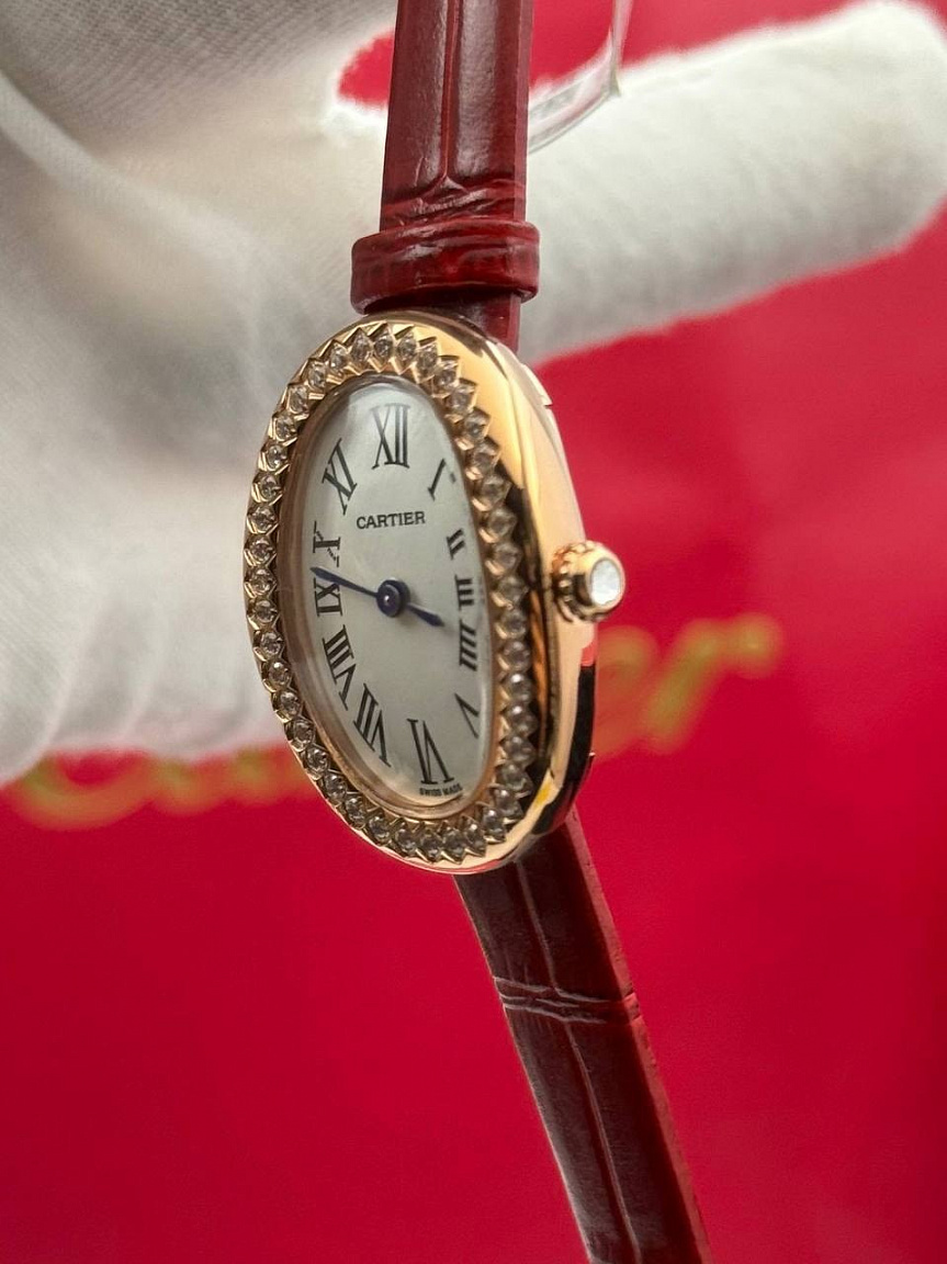 Женские Cartier Baignoire: синие стрелки и римские цифры на белом циферблате, овальный корпус с муассанитами