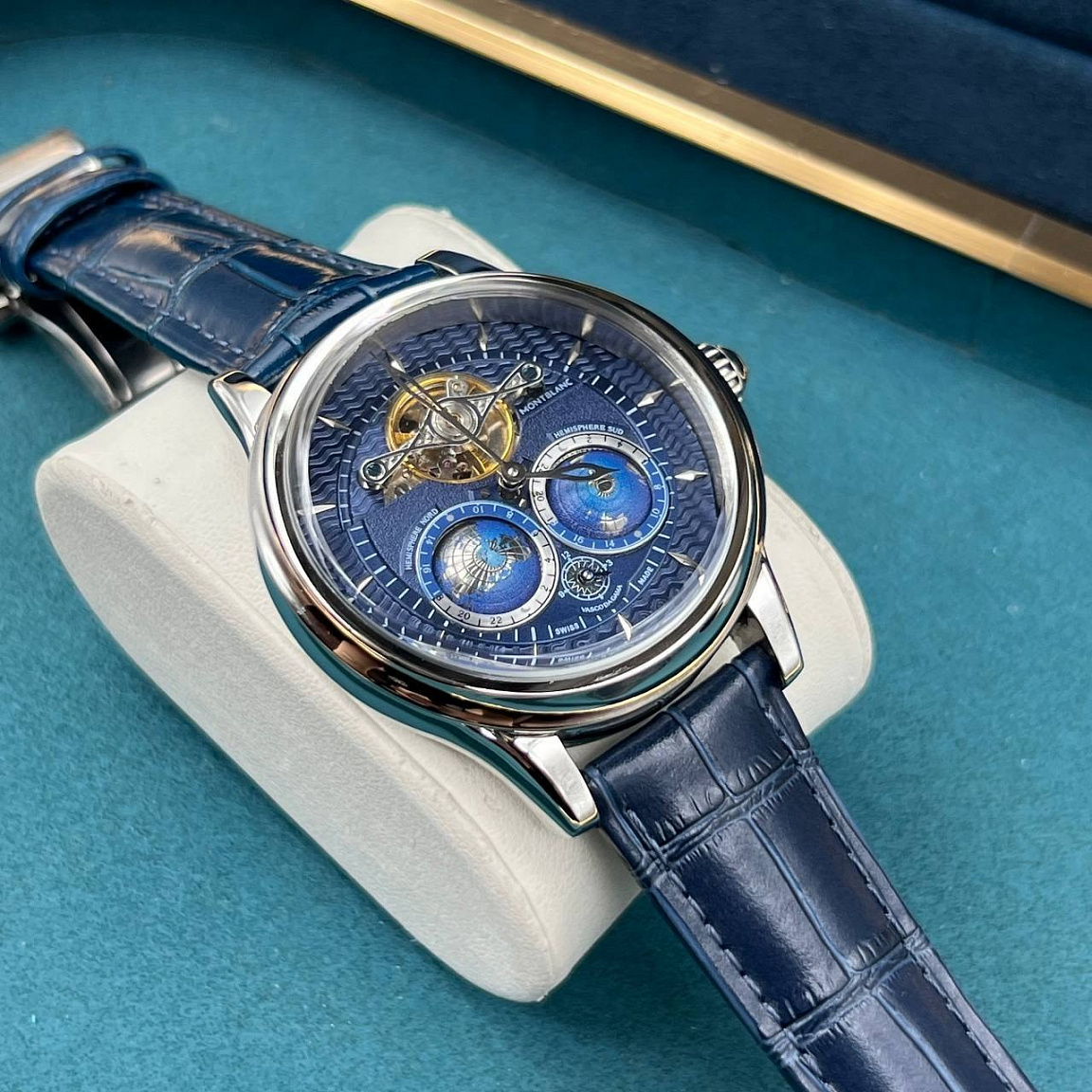 Часы Montblanc Villeret 47 мм: корпус из стали 316L, окно баланса у отметки 12 и ремешок из синей кожи