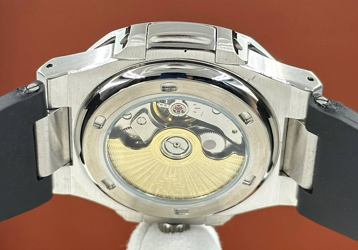 Популярные часы Patek Philippe - Nautilus Annual Calendar