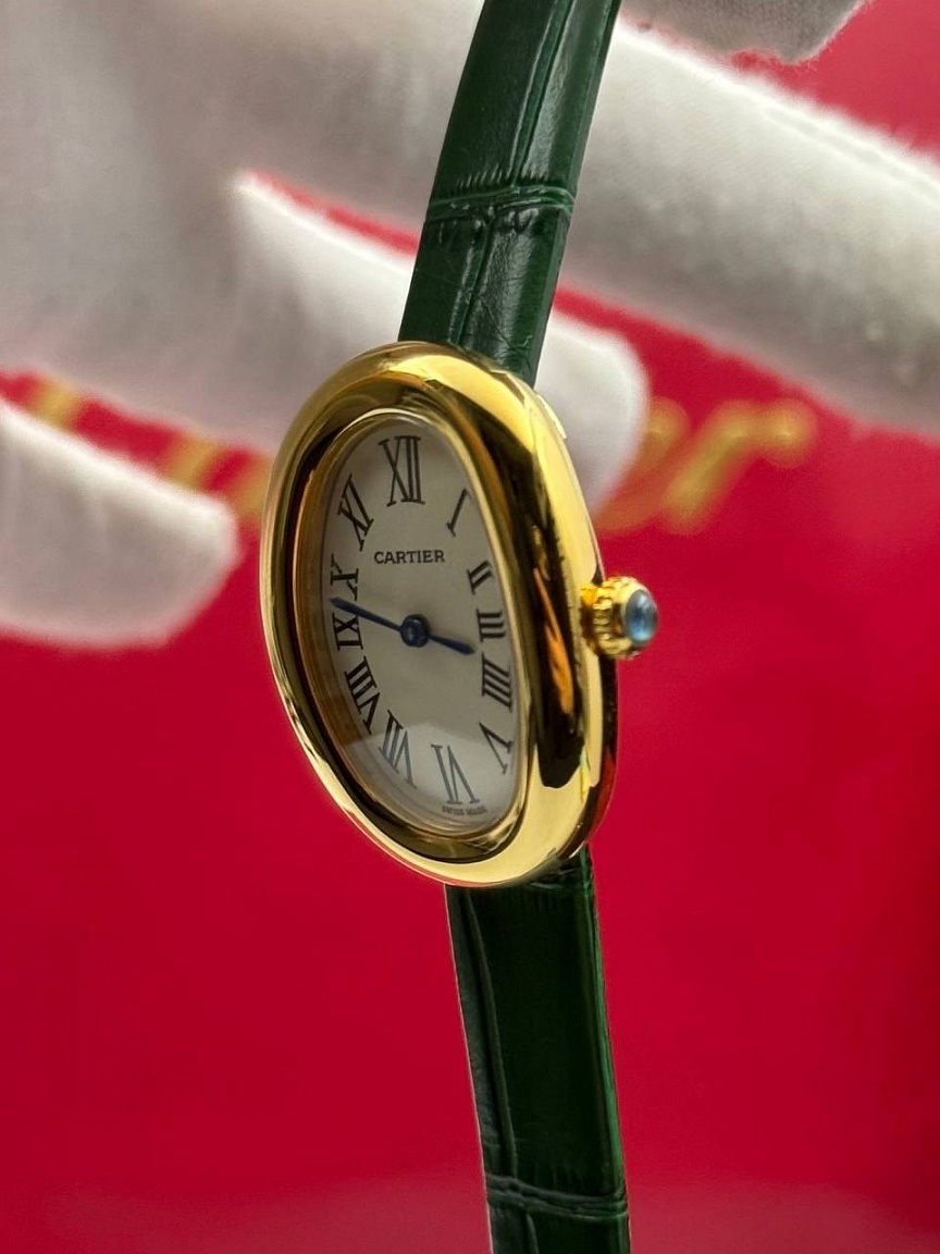 Cartier Baignoire с белым циферблатом, римскими цифрами, синими стрелками и зелёным ремешком из натуральной кожи