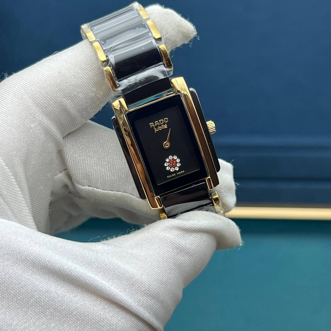 Женские Rado Integral Jubilé: чёрный циферблат с золотистыми стрелками, керамический корпус и браслет