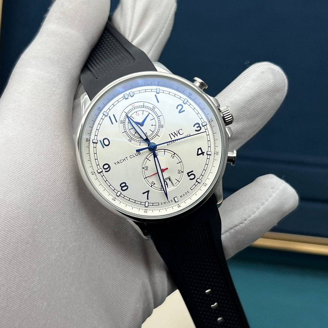IWC Yacht Club 45 мм: синие арабские цифры на серебристом циферблате, два счётчика и дата в нижнем
