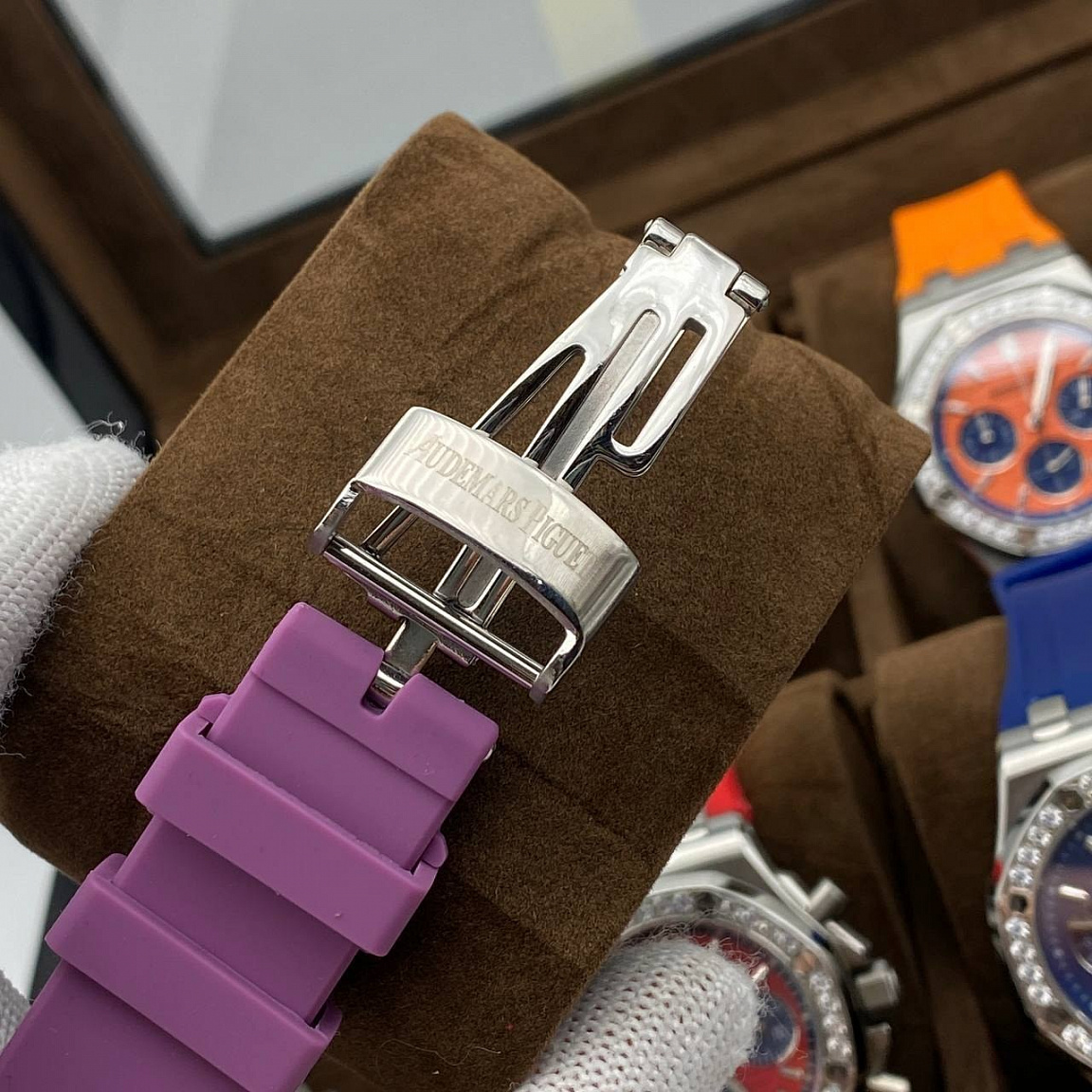 Женские Audemars Piguet Royal Oak Offshore: восьмигранный безель с кристаллами Swarovski и фиолетовый ремешок