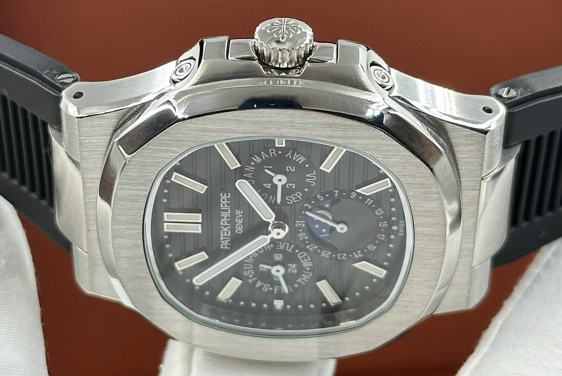 Популярные часы Patek Philippe - Nautilus Annual Calendar