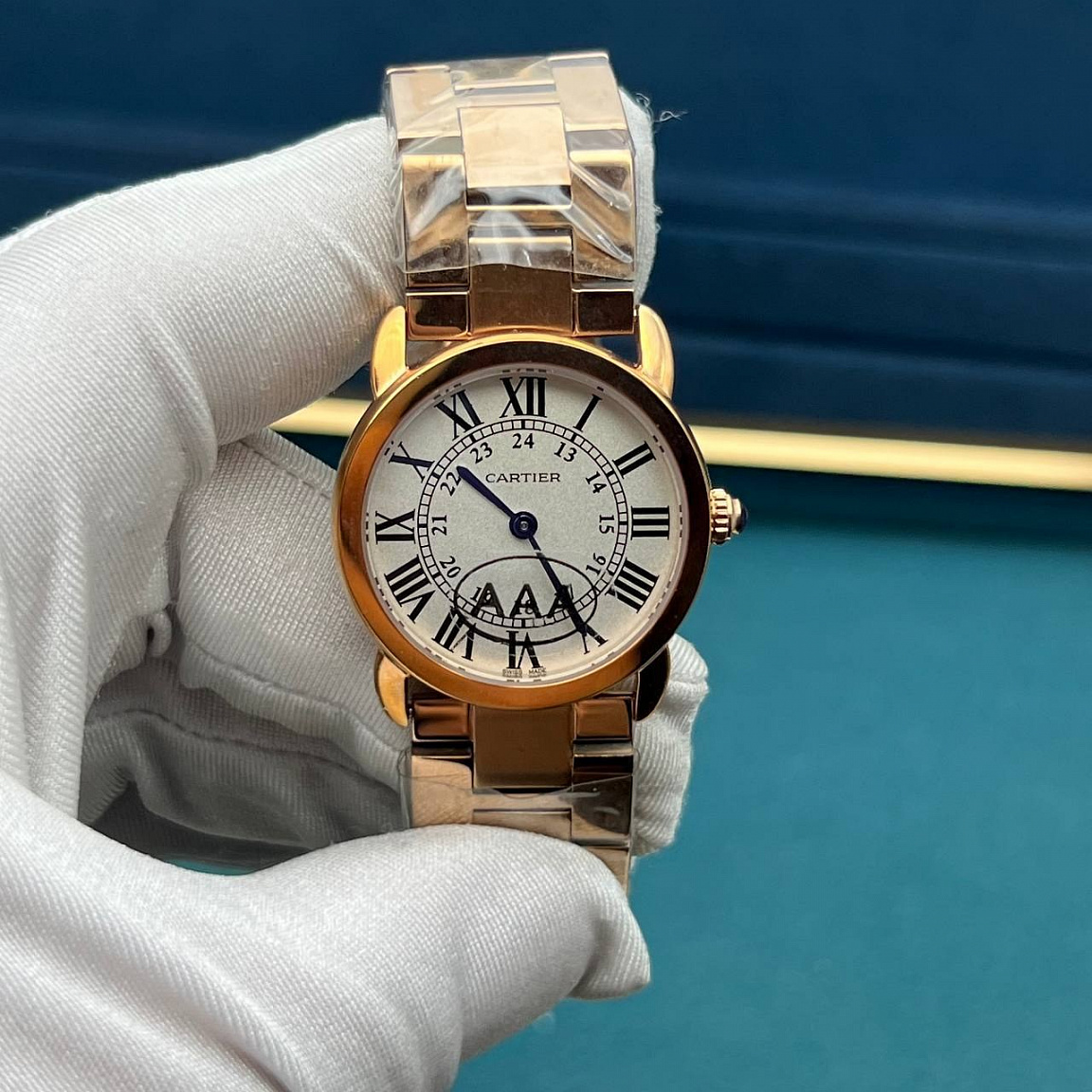 Cartier Ronde de Cartier 31 мм: серебристый циферблат, синие стрелки и полированный стальной браслет