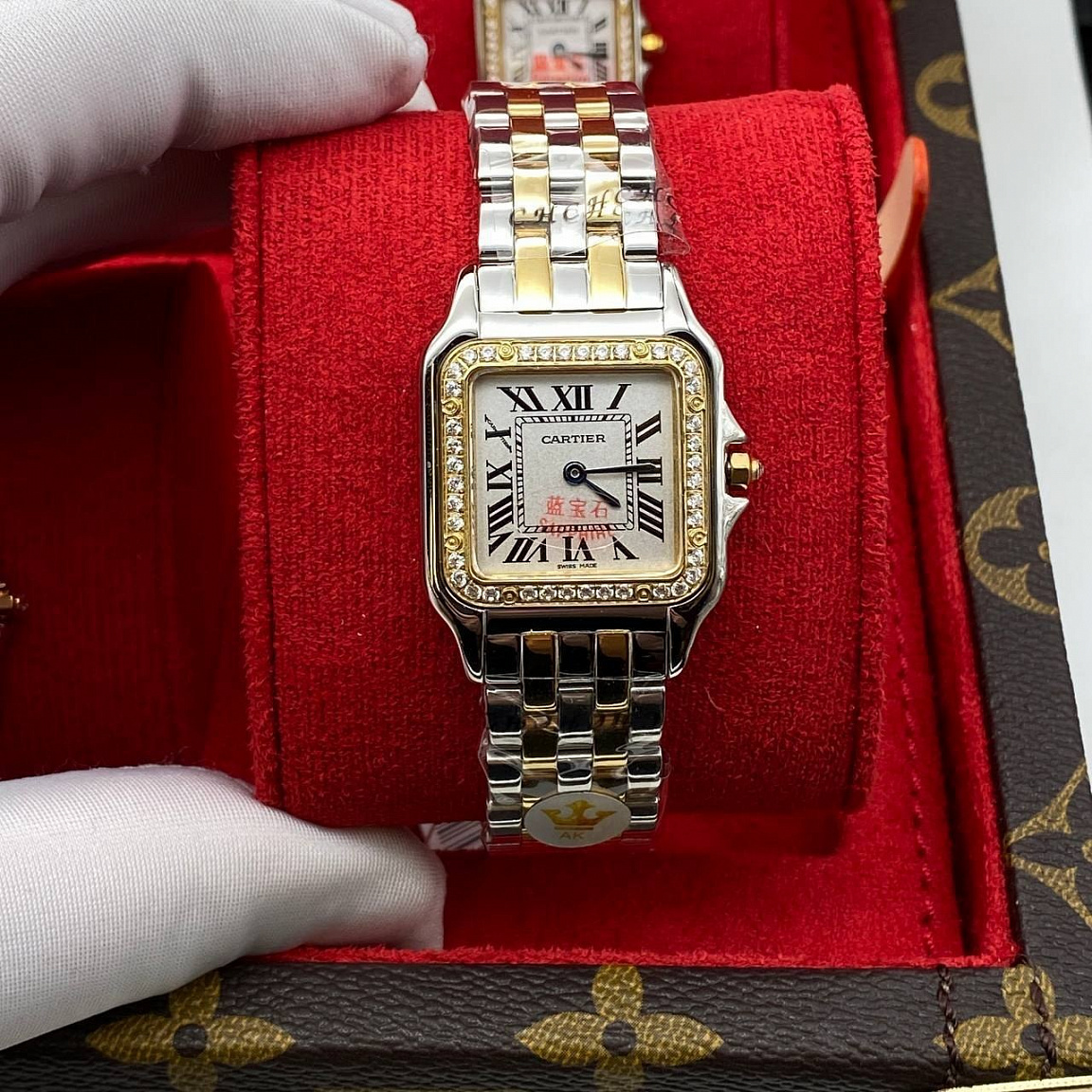 Cartier Panthère de Cartier Medium 27 мм: безель с прозрачными фианитами, римские индексы и синие стрелки