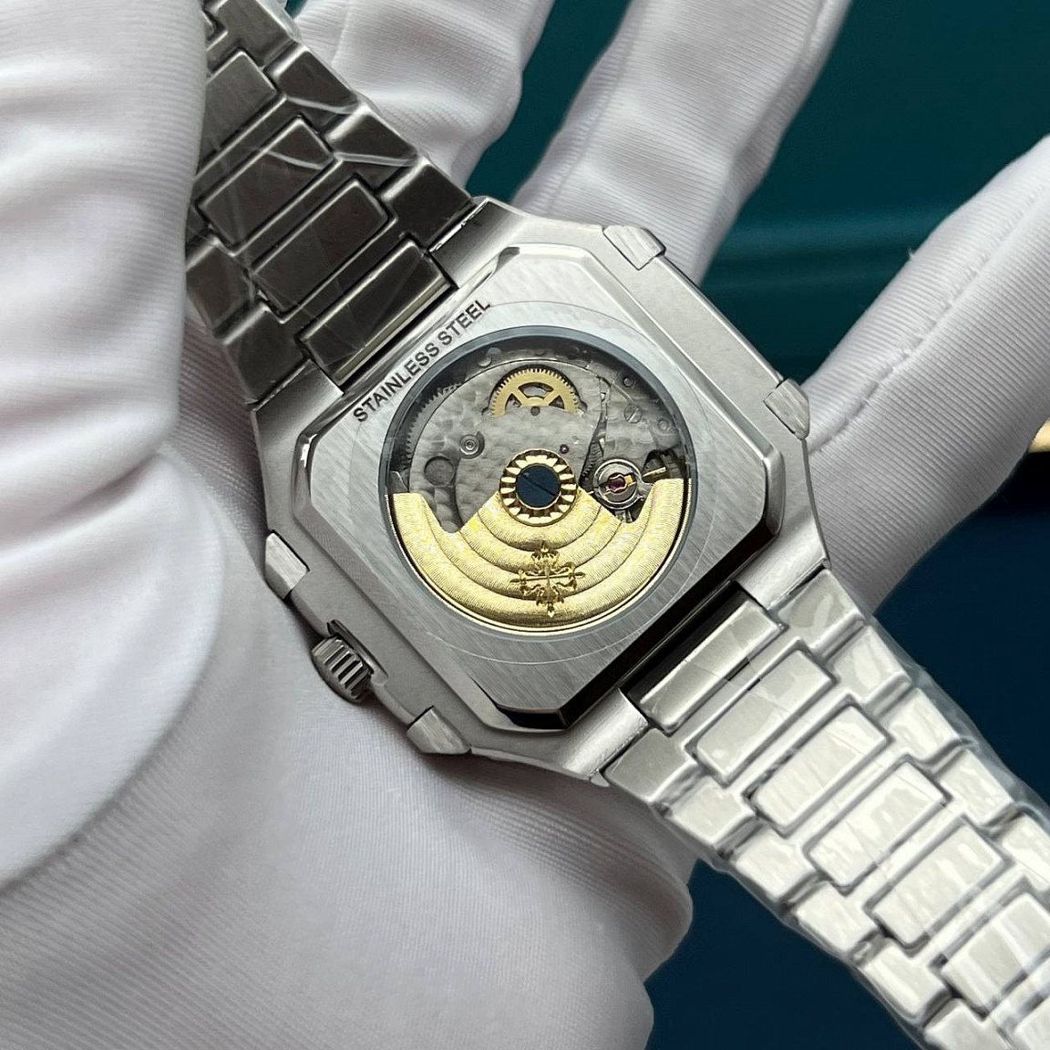 Часы Patek Philippe Cubitus 45 мм: серебристый циферблат с горизонтальным рельефом и датой у отметки «3»