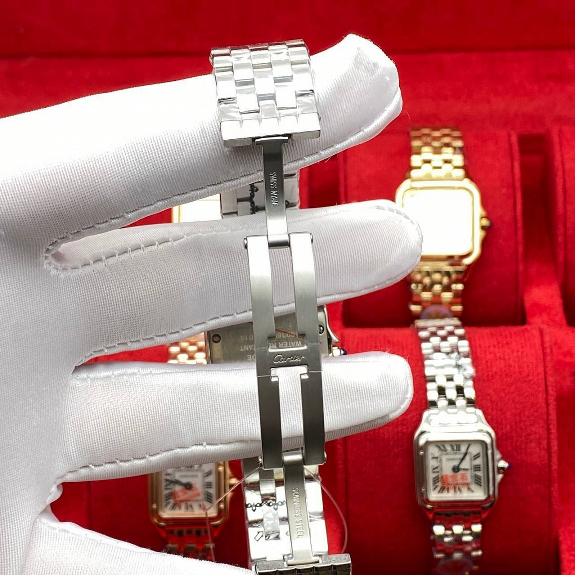 Cartier Panthère de Cartier 27 мм: квадратный корпус из стали 316L, белый циферблат и синие стрелки