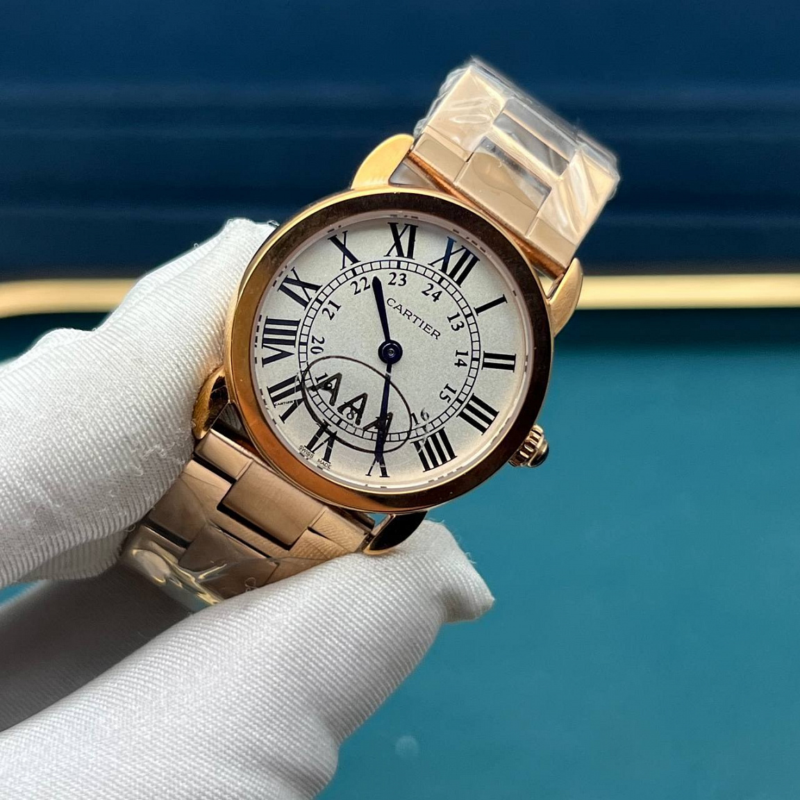 Cartier Ronde de Cartier 31 мм: серебристый циферблат, синие стрелки и полированный стальной браслет