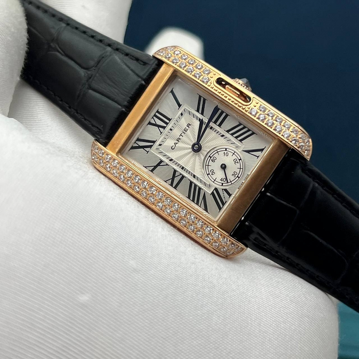 Cartier Tank Française 30 мм: римские цифры на серебристом циферблате и чёрный ремешок с тиснением