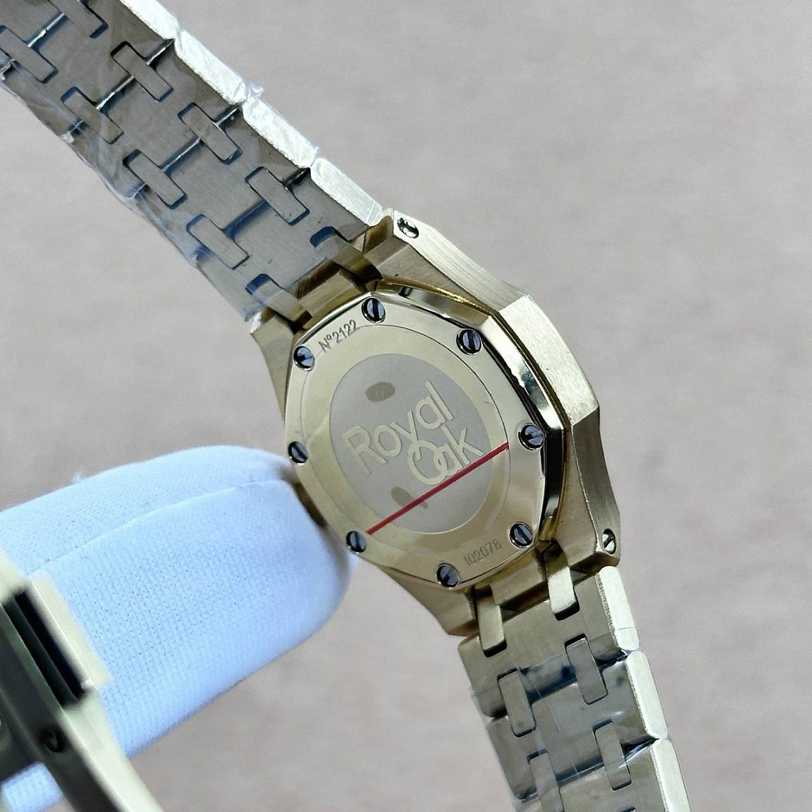 Часы Audemars Piguet Royal Oak Mini Frosted Gold с восьмиугольным безелем и рельефным серебристым циферблатом