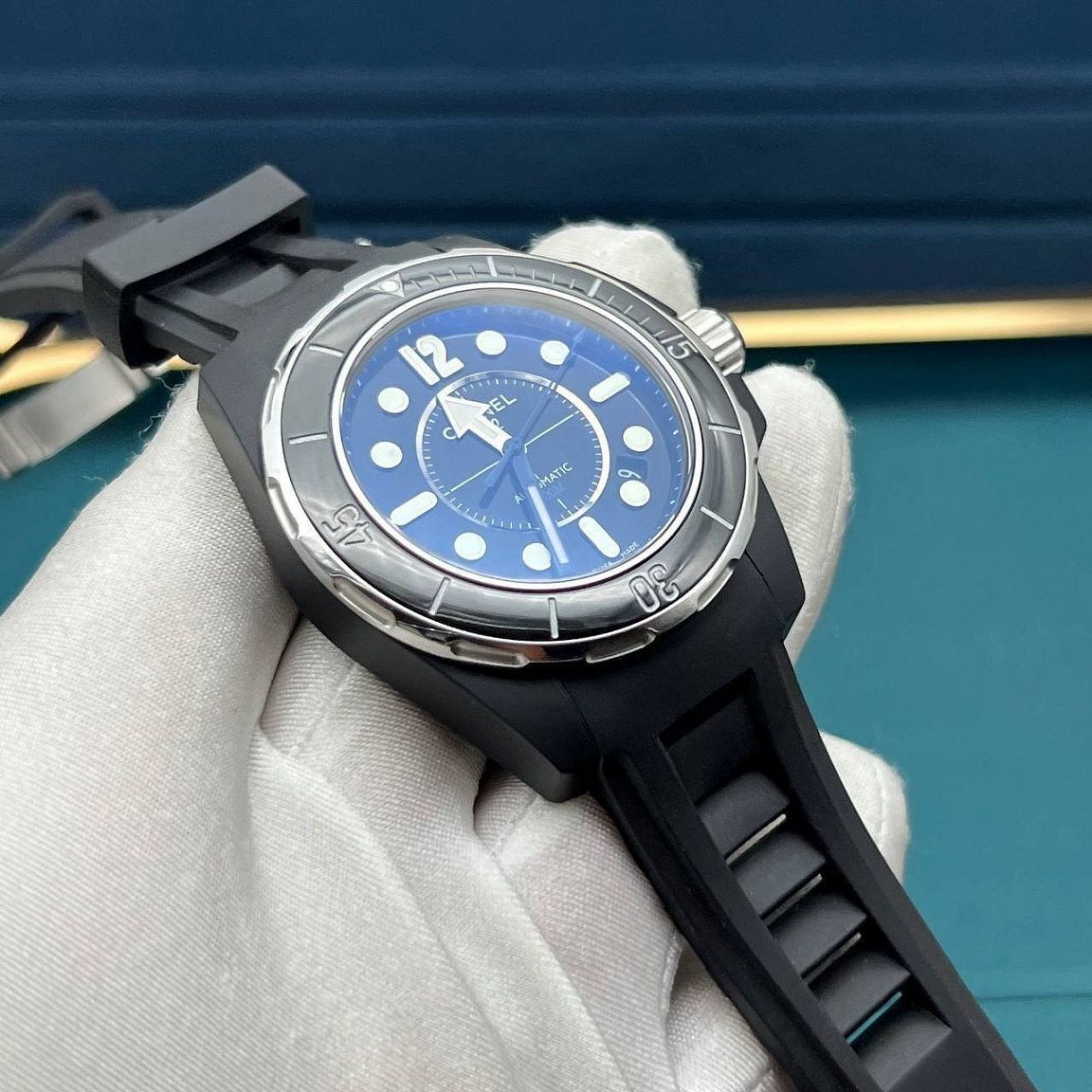 Часы CHANEL J12 Marine 42 мм: корпус из стали 316L с PVD, светлые стрелки и дата между отметками 4 и 5