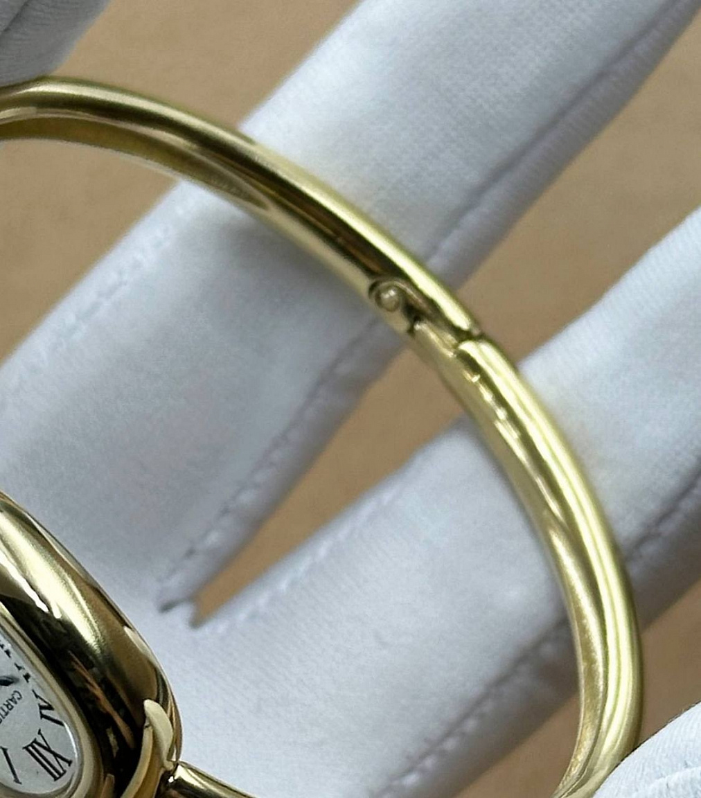 Cartier Baignoire 22 мм с чёрными римскими цифрами на серебристом циферблате и синей вставкой на головке