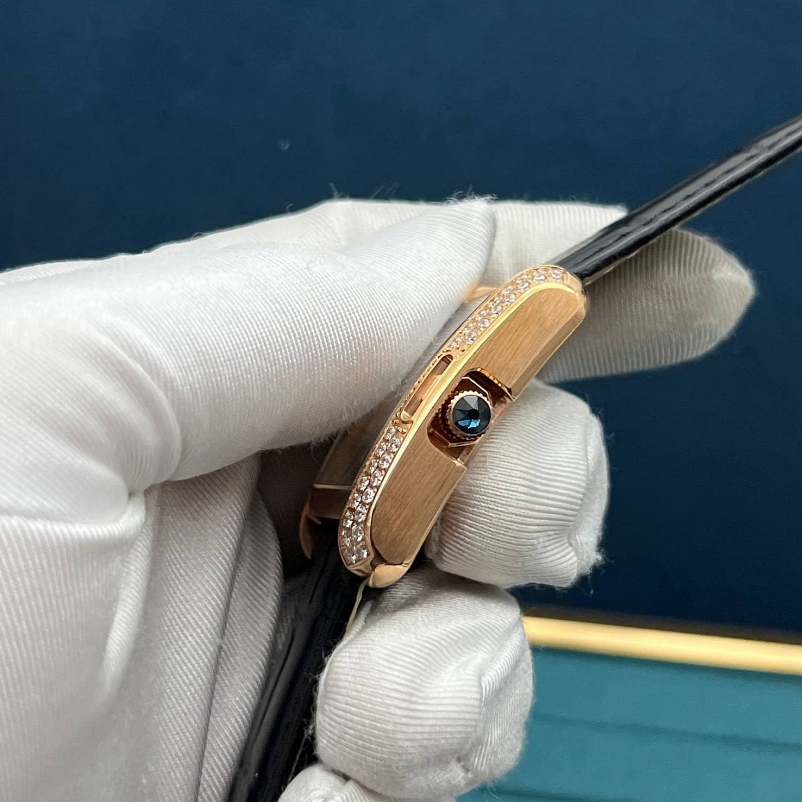 Cartier Tank Française 30 мм: римские цифры на серебристом циферблате и чёрный ремешок с тиснением