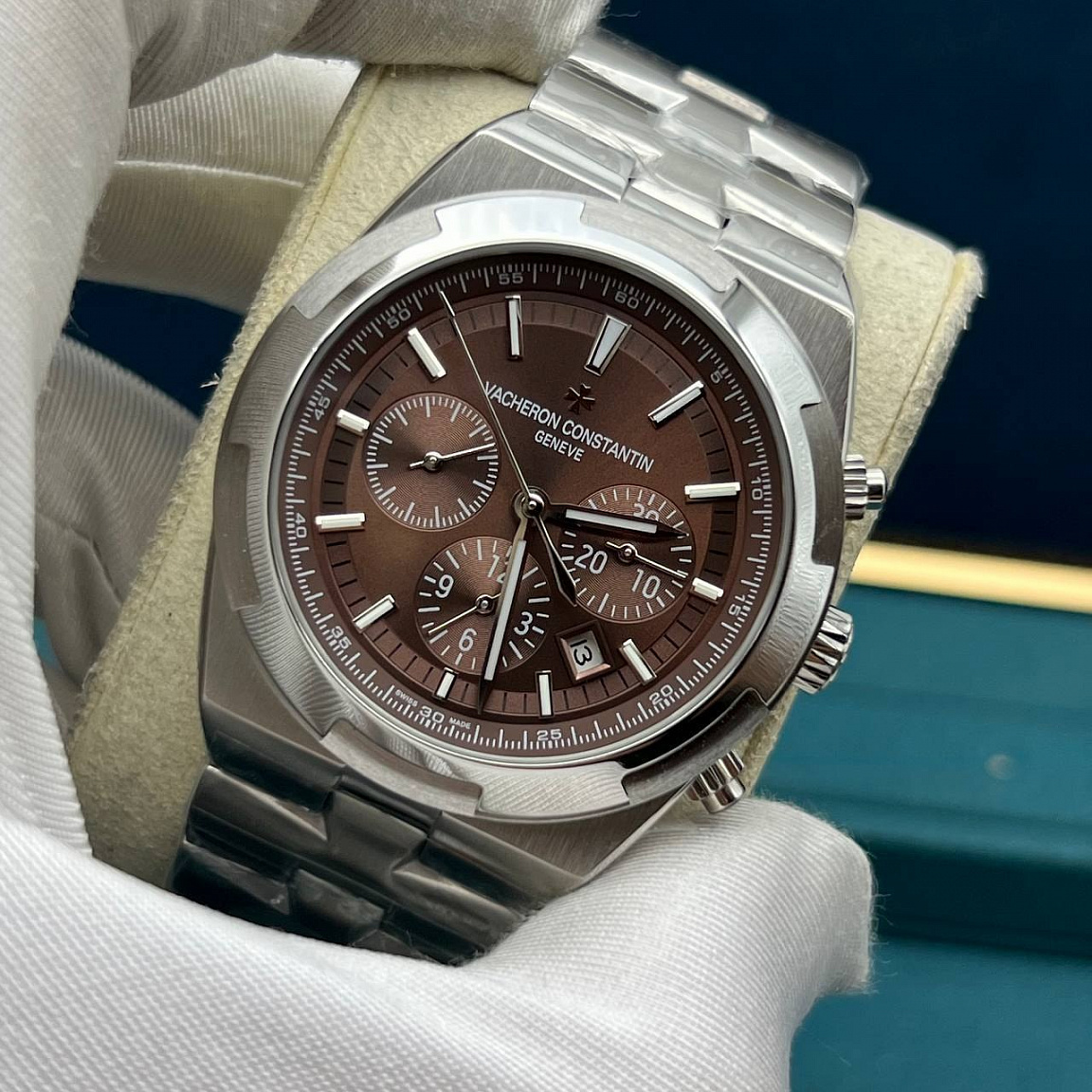 Vacheron Constantin Overseas Chronograph 41 мм: корпус и браслет из часовой нержавеющей высококачественной стали 316L