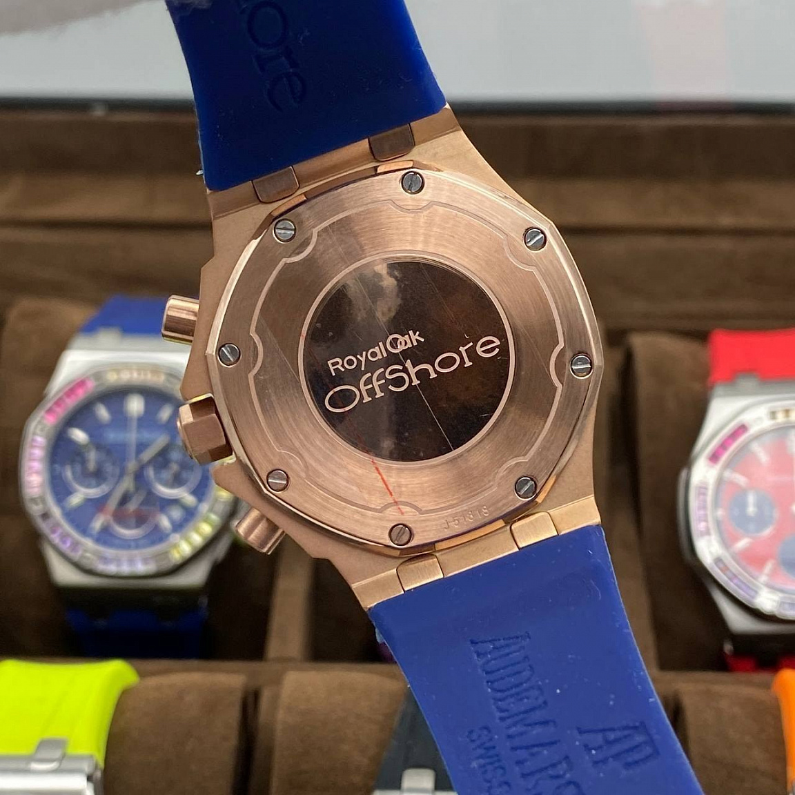 Часы Audemars Piguet Rainbow 37 мм: корпус под розовое золото, восьмигранный рант с разноцветными кристаллами