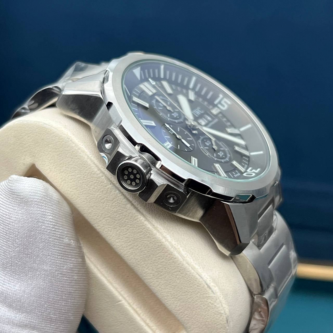 Часы IWC Aquatimer Chronograph с серым циферблатом, датой справа и широкими звеньями браслета, корпус 45 мм