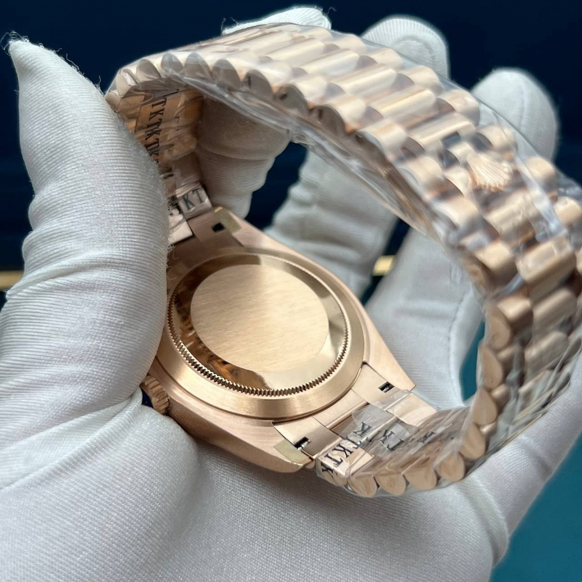 Rolex Oyster Perpetual Day-Date 41 мм с розовым циферблатом, кристальными метками и золотистым браслетом