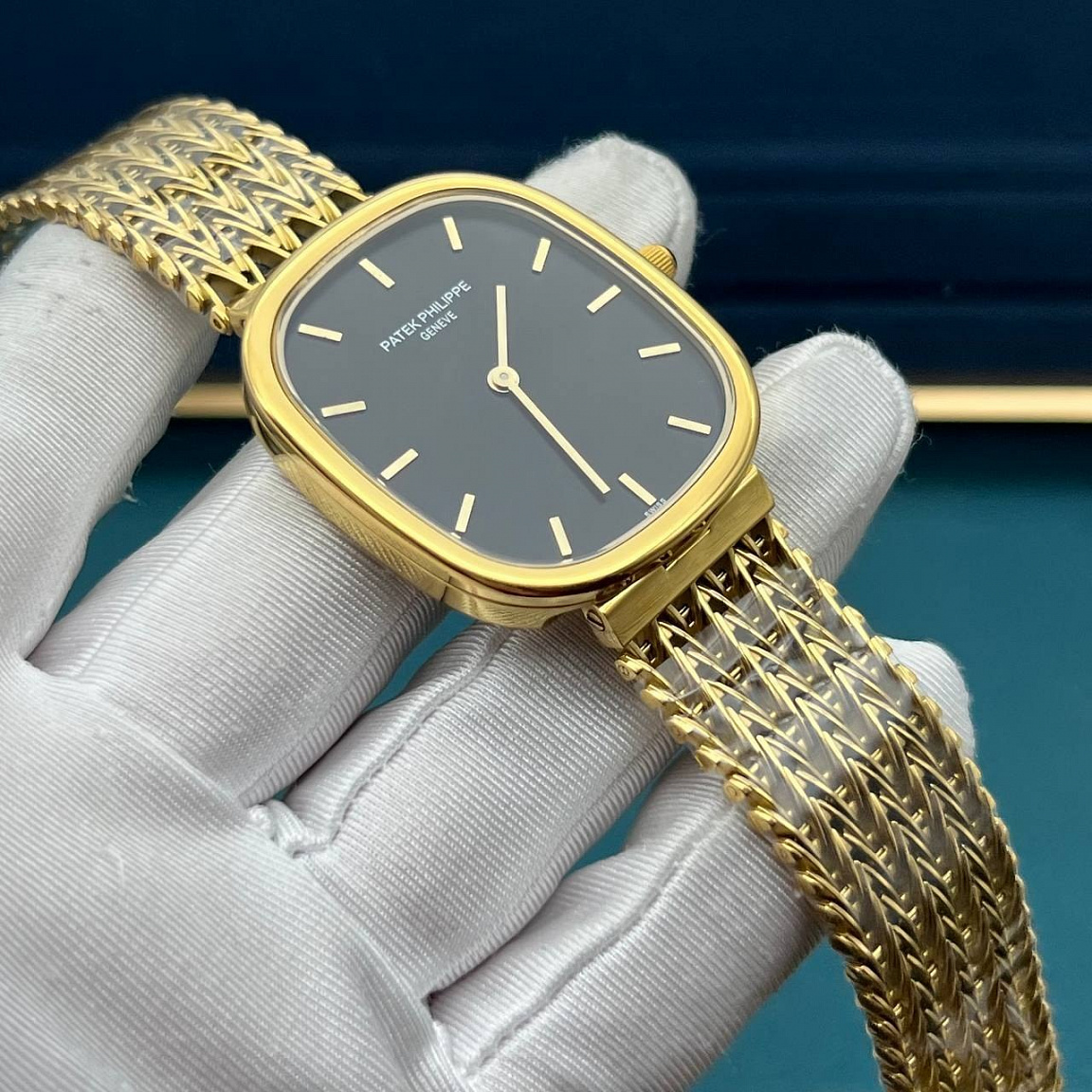 Часы Patek Philippe Ellipse TV: чёрный солнечный циферблат с двумя стрелками, корпус и браслет с золотым покрытием