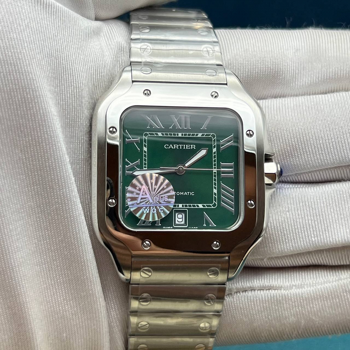 Часы Cartier Santos de Cartier: зелёный циферблат, дата у отметки «6», винты на безеле и стальном браслете