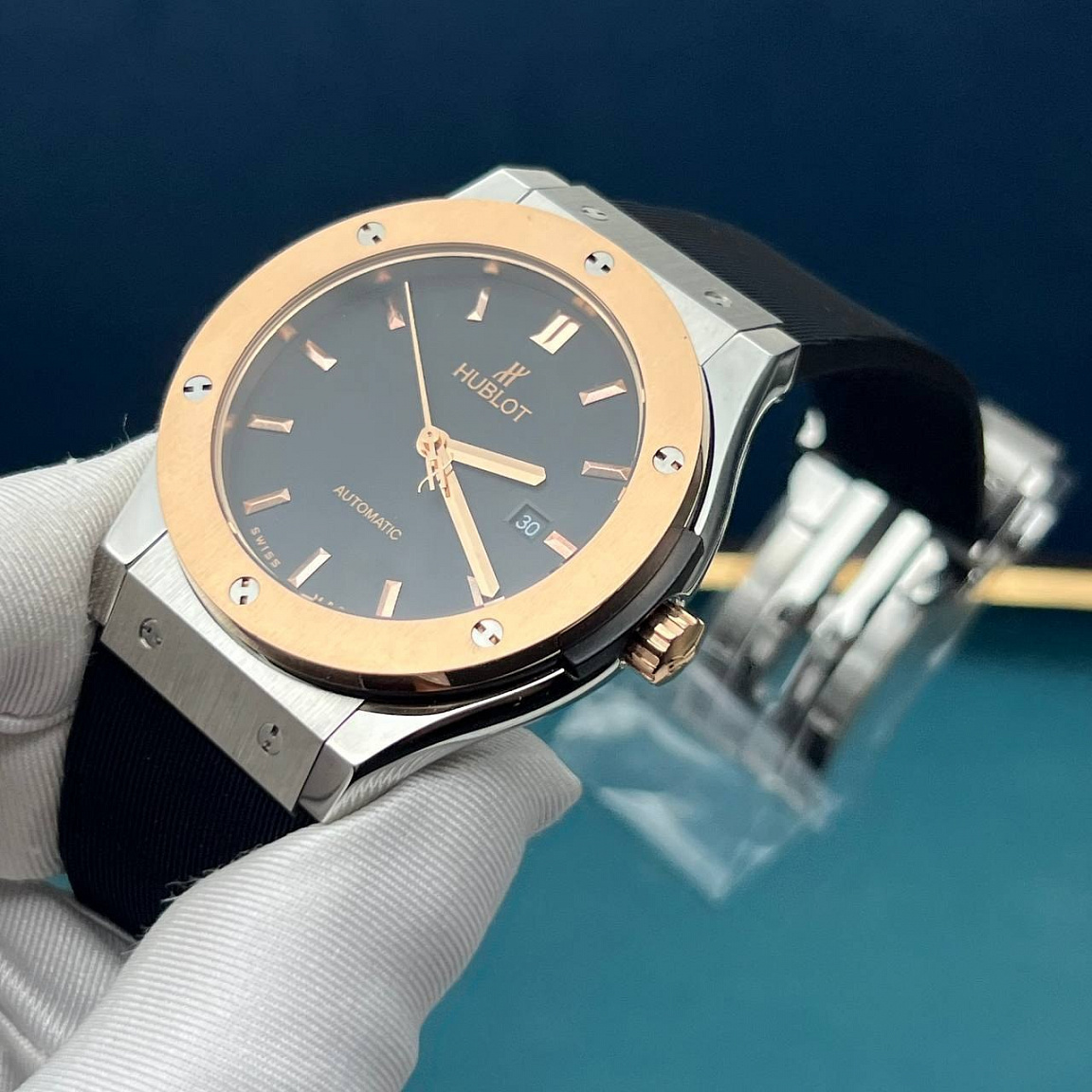 Hublot Classic Fusion 45 мм: золотистые метки на чёрном циферблате, окно даты справа и шесть винтов безеля