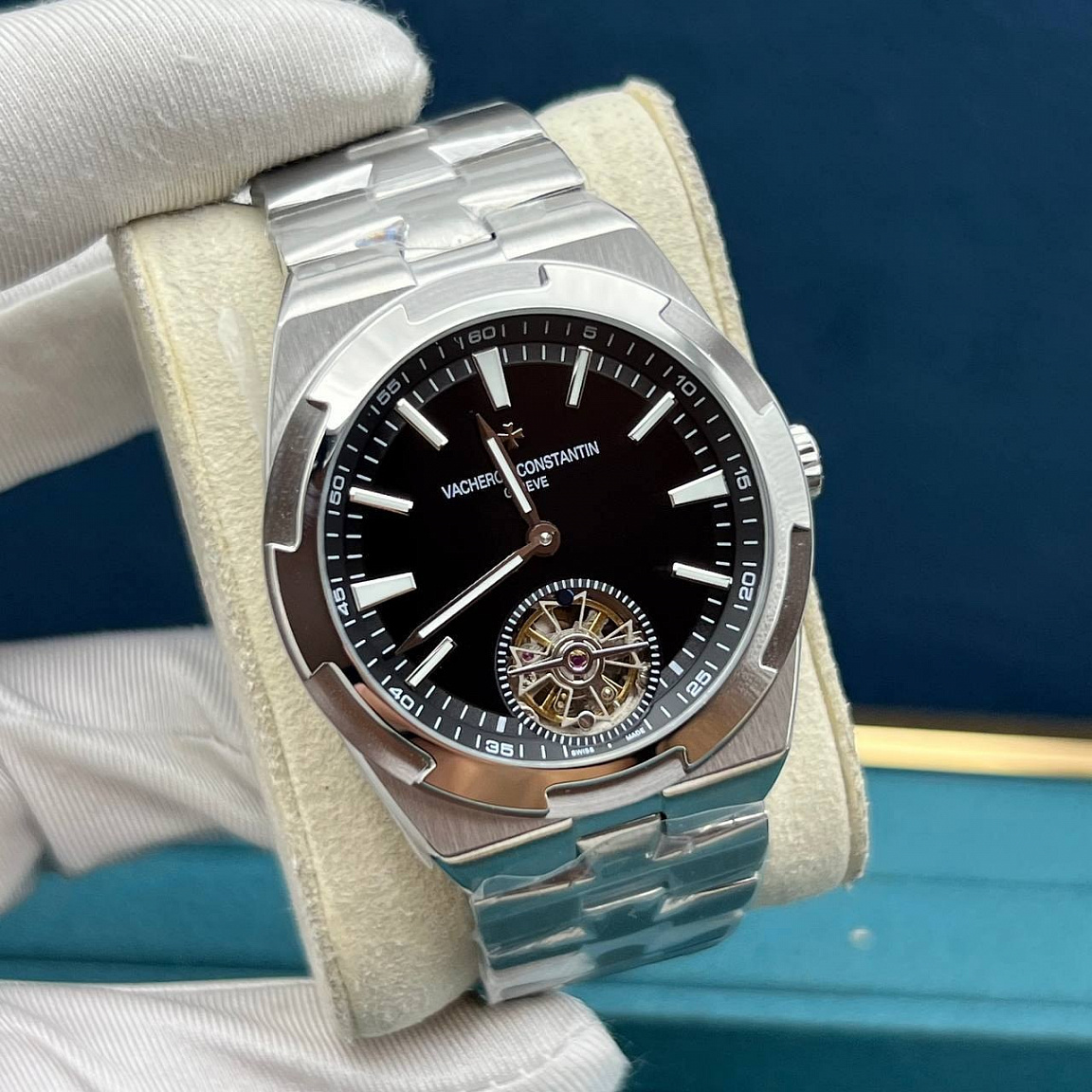Vacheron Constantin Overseas Tourbillon 41 мм: чёрный циферблат, механика с автоподзаводом, браслет из стали 316L