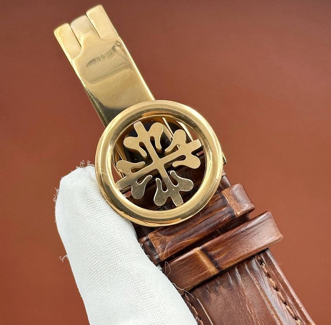 Бежевый циферблат Patek Philippe Grand Complications с арабскими цифрами, окошками года и месяца, кожаный ремешок