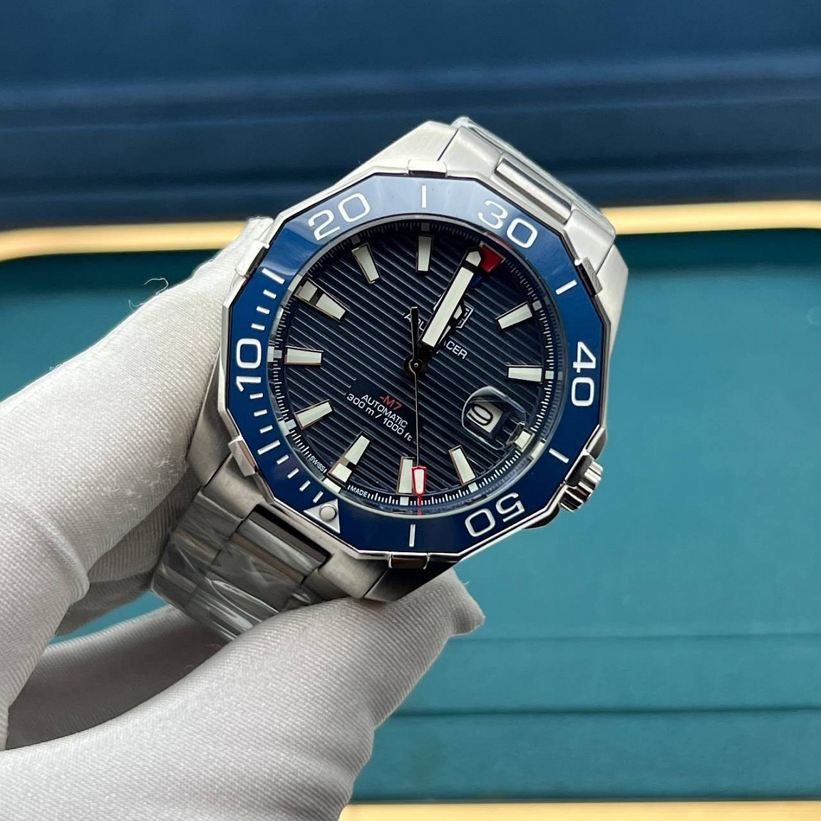 Часы TAG Heuer Aquaracer Calibre 5: объёмные метки на синем циферблате, дата под линзой у отметки «3 часа»