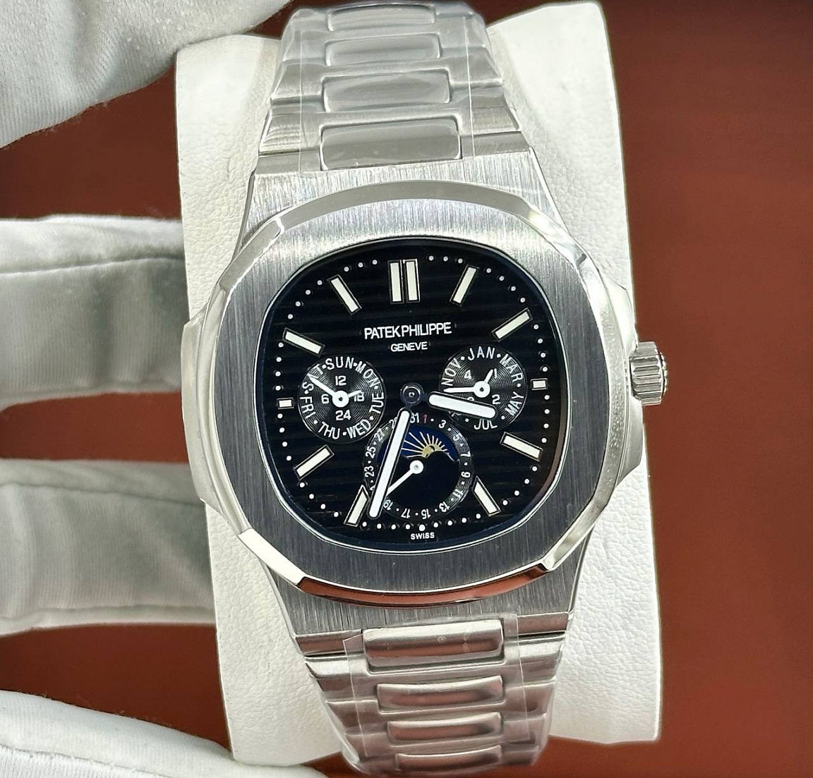 Популярные часы Patek Philippe - Nautilus Annual Calendar