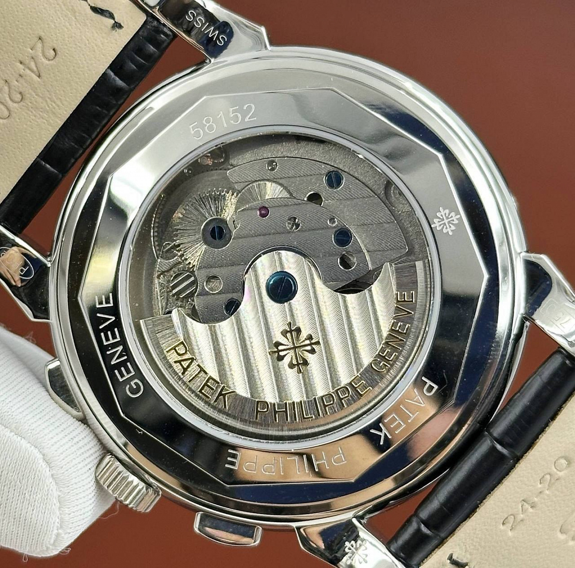 Часы Patek Philippe Grand Complications: окна года и месяца на чёрном циферблате, ремешок с тиснением под крокодила
