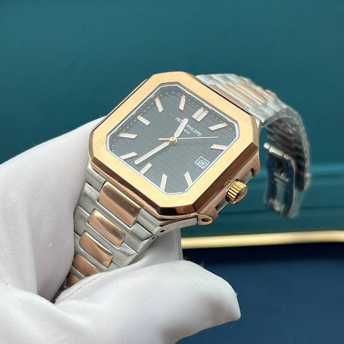 Patek Philippe Cubitus с чёрным циферблатом, механикой с автоподзаводом и корпусом 45 мм