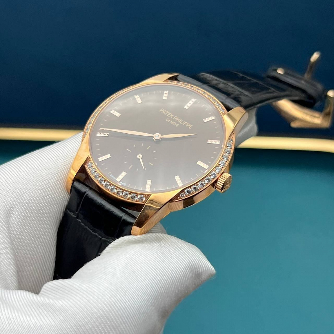 Patek Philippe Calatrava 39 мм: безель с кристаллами Swarovski и малая секундная шкала на коричневом циферблате