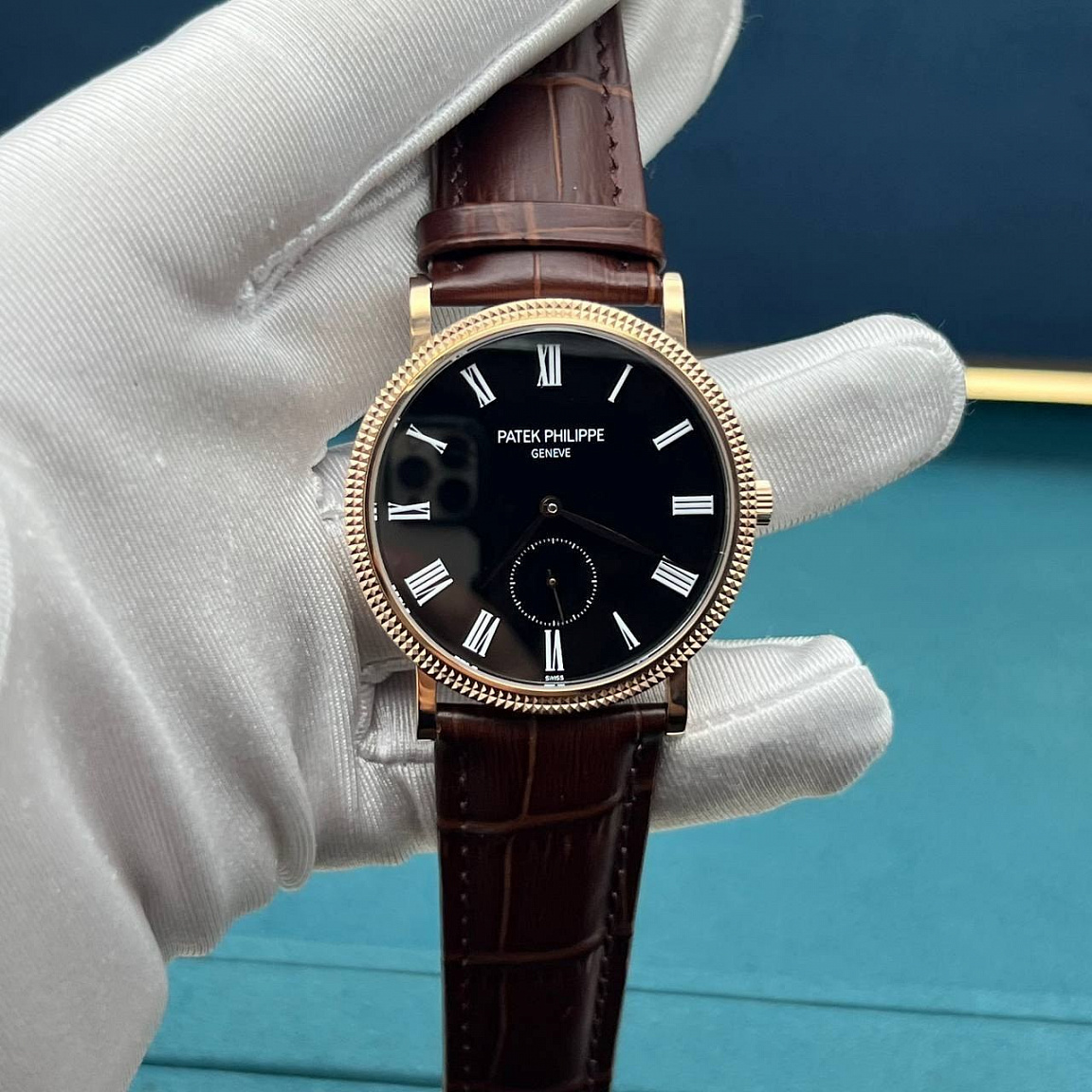 Patek Philippe Calatrava: римские цифры на чёрном циферблате, малая секундная шкала у «6», кожаный ремешок
