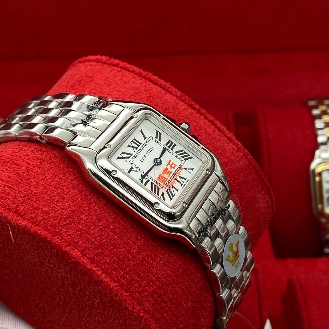 Cartier Panthère de Cartier 27 мм: квадратный корпус из стали 316L, белый циферблат и синие стрелки