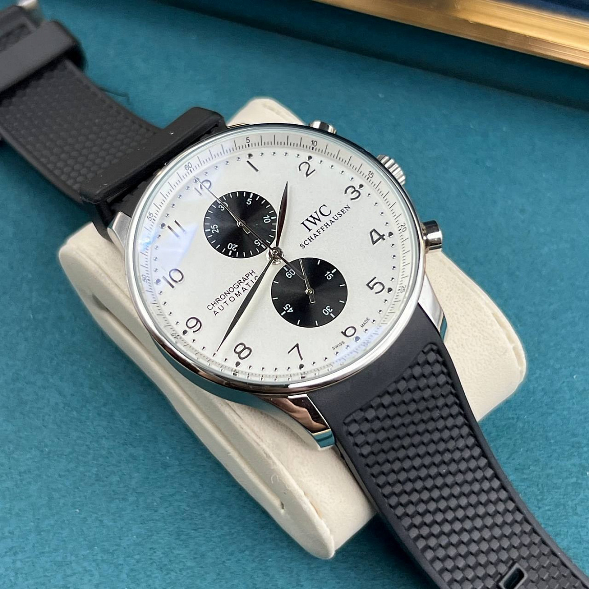 IWC Portugieser: корпус из нержавеющей гипоаллергенной часовой стали 316L и чёрный каучуковый ремешок