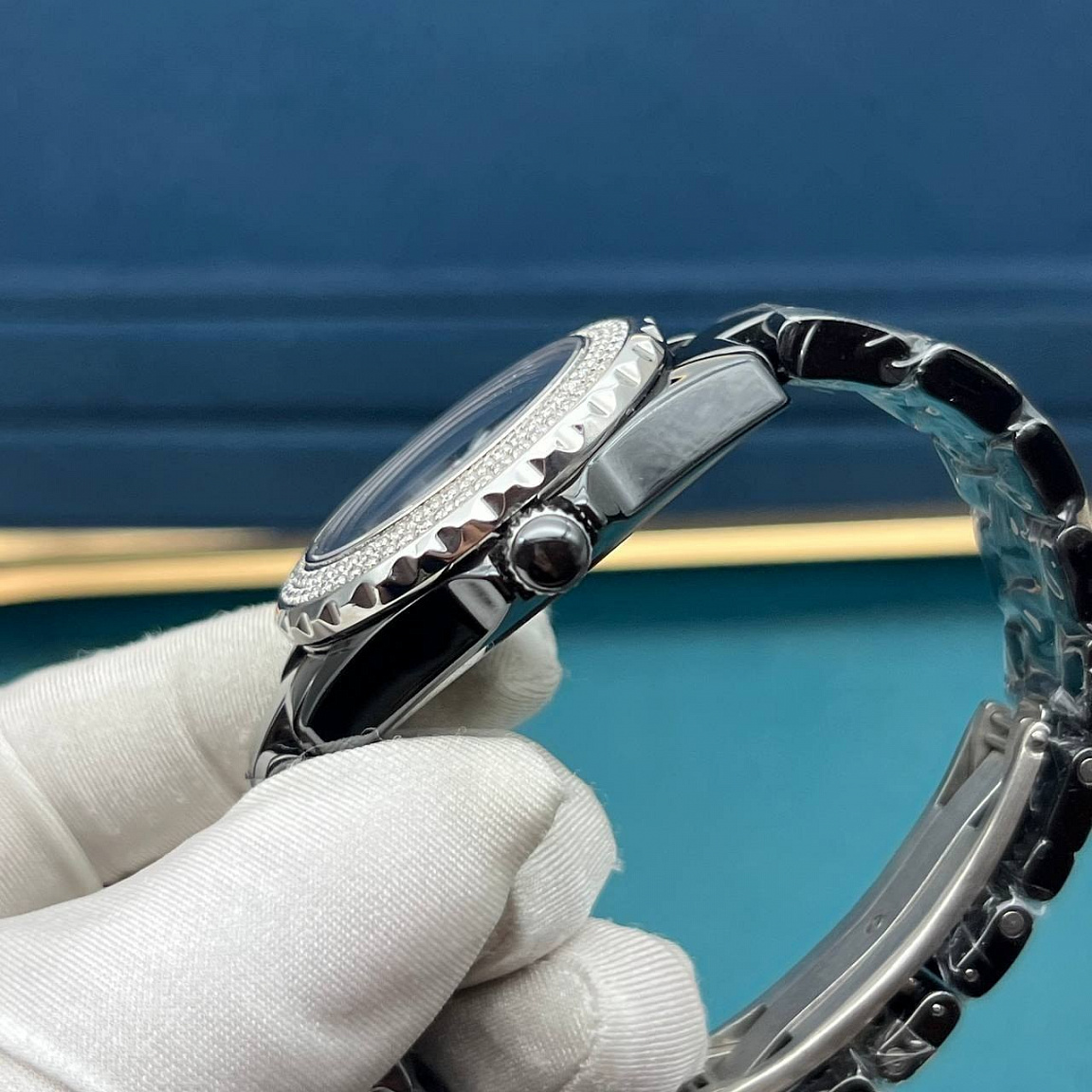 CHANEL J12 с чёрным керамическим корпусом и браслетом, светлыми стрелками и двумя рядами кристаллов на безеле