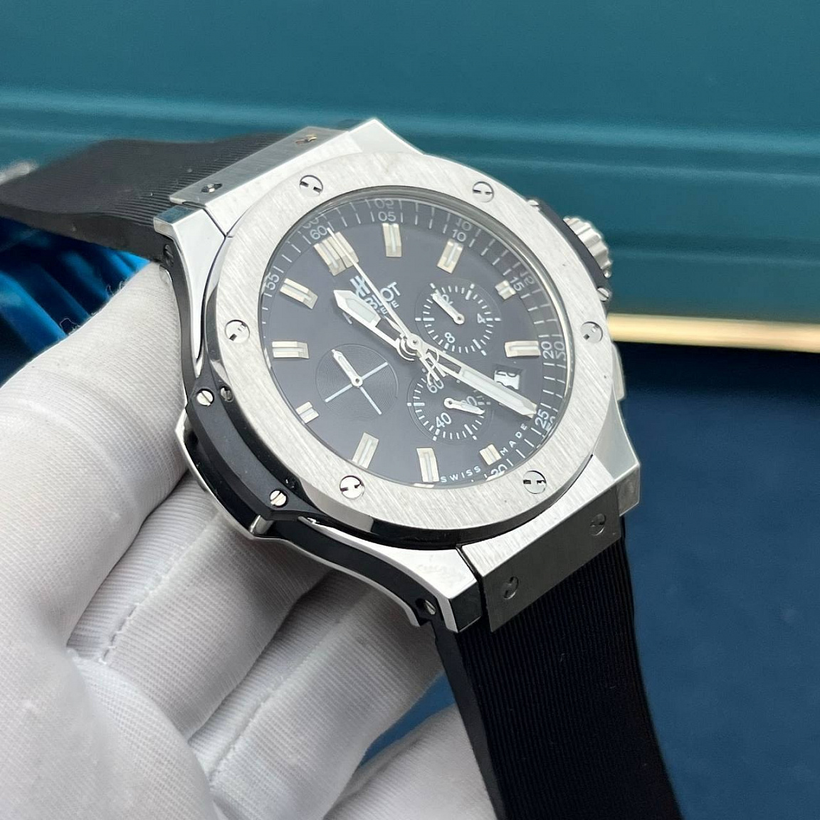Hublot Big Bang Chronograph 44 мм с чёрным циферблатом, безелем на шести винтах и каучуковым ремешком